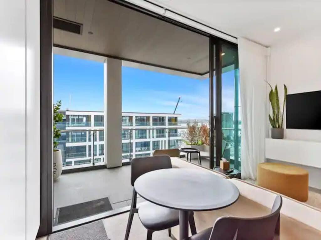 Sleek Modern Studio With Balcony Окленд Экстерьер фото