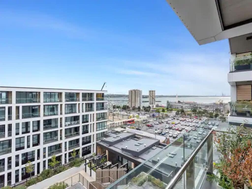 Sleek Modern Studio With Balcony Окленд Экстерьер фото