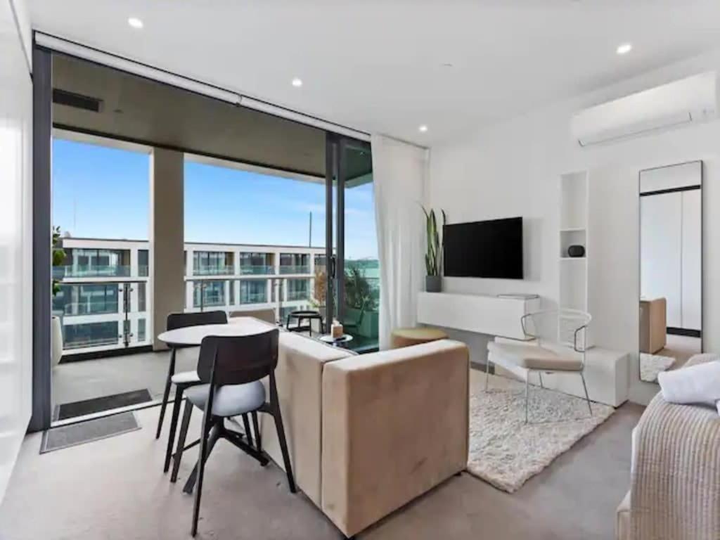 Sleek Modern Studio With Balcony Окленд Экстерьер фото