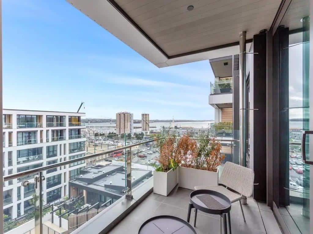Sleek Modern Studio With Balcony Окленд Экстерьер фото