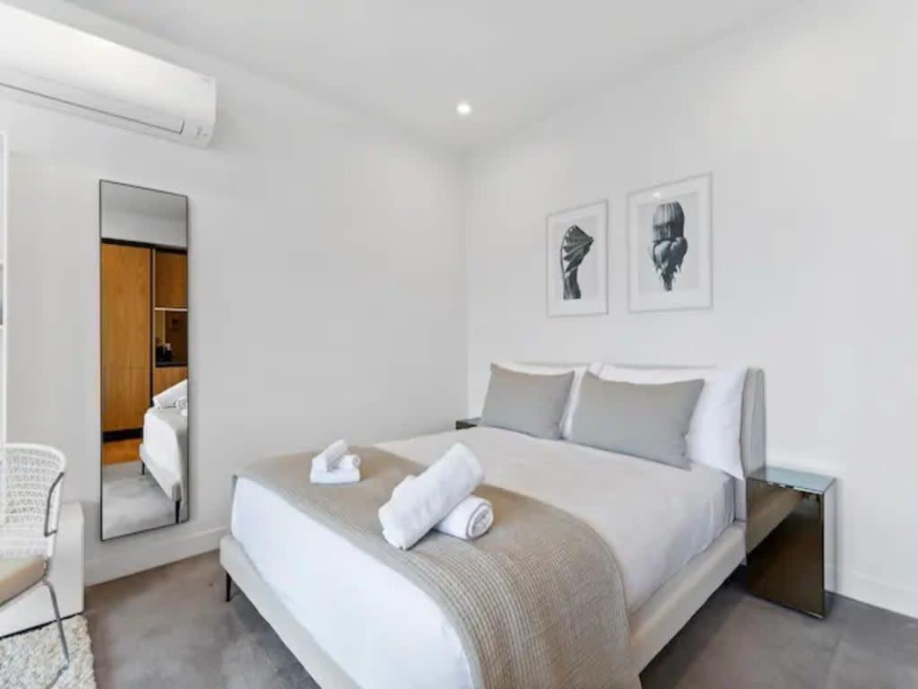 Sleek Modern Studio With Balcony Окленд Экстерьер фото